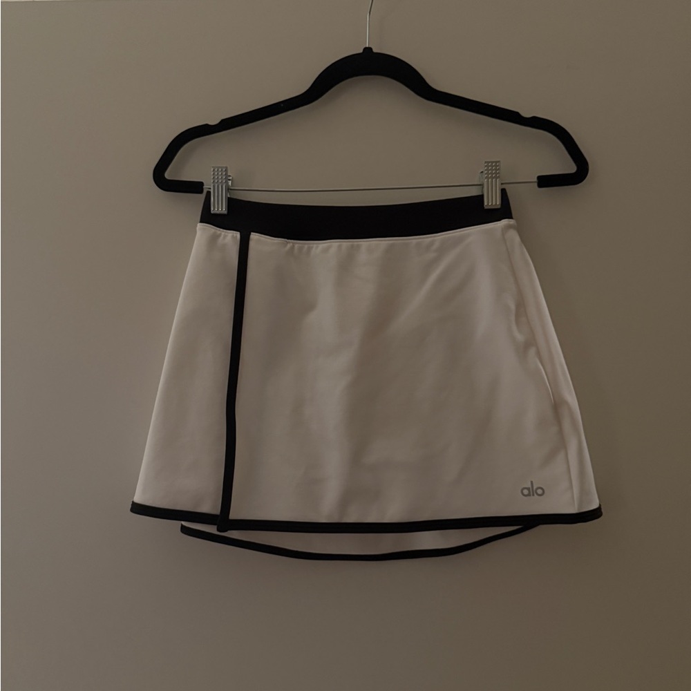 Alo yoga airbrush streamlined skirt. ivory/black size xsmall